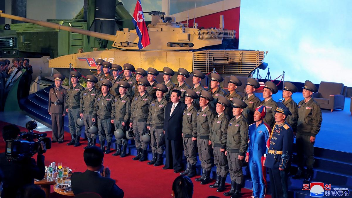 Kim Čong-una na konferenci zastínil záhadný muž s přezdívkou „Kapitán KLDR“